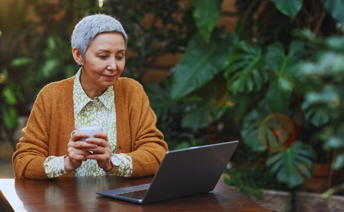 Frau im Garten: Ein grüner Robo Advisor soll für Rendite sorgen. | © Pexels / Marcus Aurelius