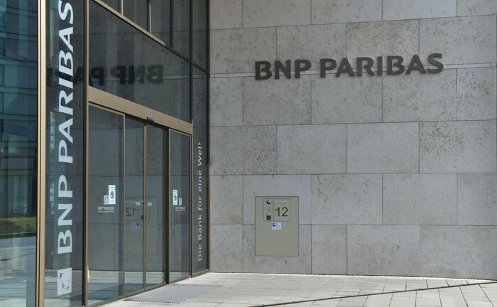 Der Eingang der Deutschland-Zentrale der BNP Paribas in Frankfurt