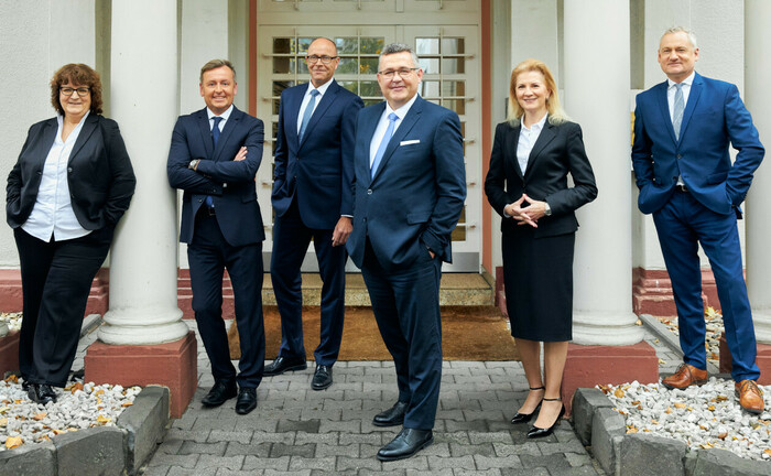 Das Frankfurt-Team der Privatbank M.M. Warburg & CO wächst auf sechs PB-Berater, von links: Marion Haust, Christopher Hellweger, Joachim Schmidt, Thomas Fulda, Regina Bendner und Mirko Prinz.  | © M.M. Warburg & CO