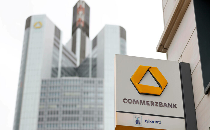 Fililale in Frankfurt und Commerzbank-Tower im Hintergrund