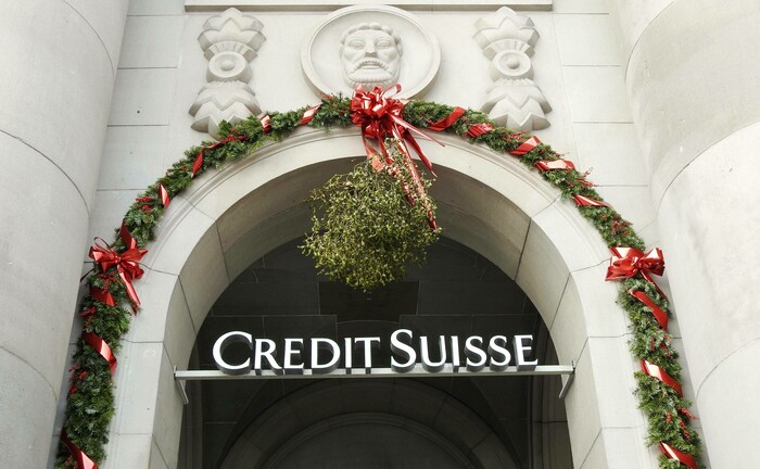 Credit-Suisse-Zugang mit Weihnachtsdeko: Die Schweizer Großbank erhebt Forderungen in Höhe von insgesamt 2,3 Milliarden US-Dollar.  | © IMAGO / Geisser