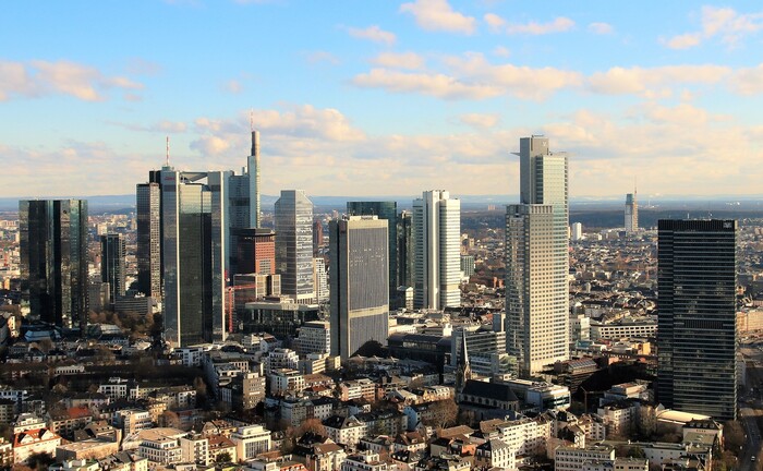 Die Frankfurter Skyline: In der Mainmetropole sucht die Deka Bank einen Kundenbetreuer für den institutionellen Vertrieb. | © Pixabay