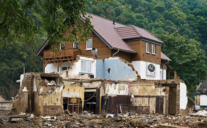 Flutkatastrophe im Ahrtal: Ein von der Flut Mitte Juli mitgerissenes und zerstörtes Haus. | © Imago Images / blickwinkel