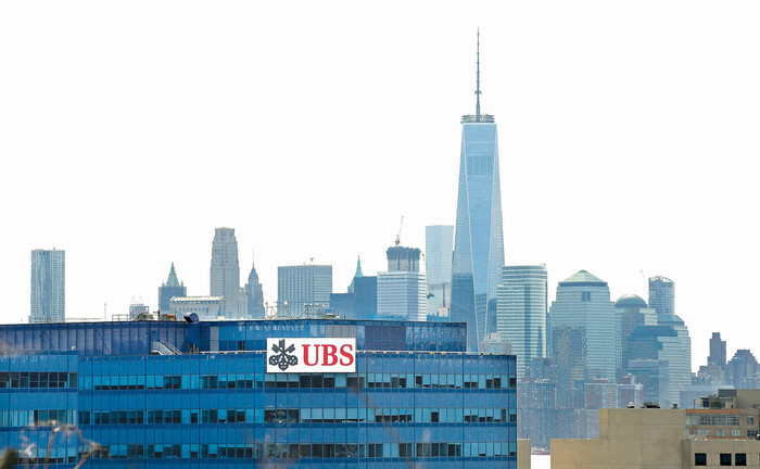 UBS-Filiale Weehawken vor der New Yorker Skyline