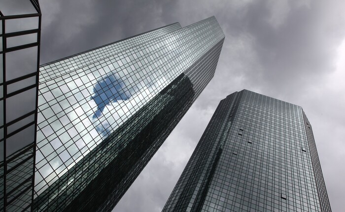 Die Zwillingstürme der Deutschen Bank in Frankfurt vor bedecktem Himmel