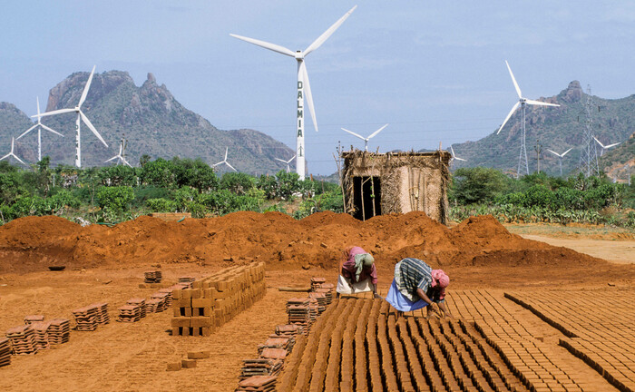 Windpark in Tamil Nadu, südlichster Bundesstaat Indiens: Das Land will die Emissionsintensität seiner Volkwirtschaft bis 2030 um 35 Prozent gegenüber 2005 senken.  | © Imago Images / UPI Photo