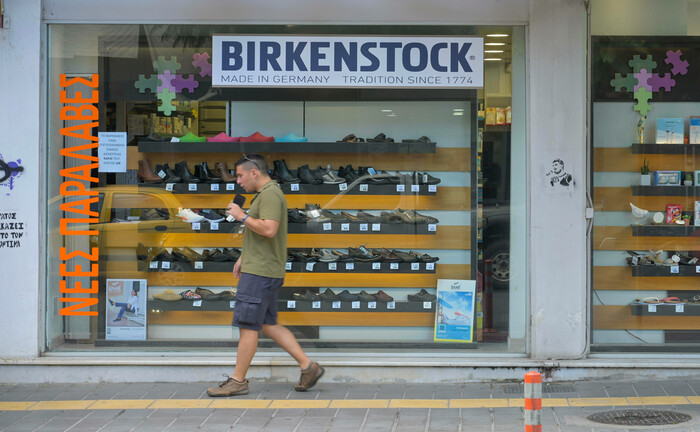 Eine Niederlassung des deutschen Schuhherstellers Birkenstock auf Kreta in Griechenland: Der Private-Equity-Investor L Catterton übernahm das Familienunternehmen 2021 und bewertete es wohl mit rund vier Milliarden Euro. | © Imago Images / Joko