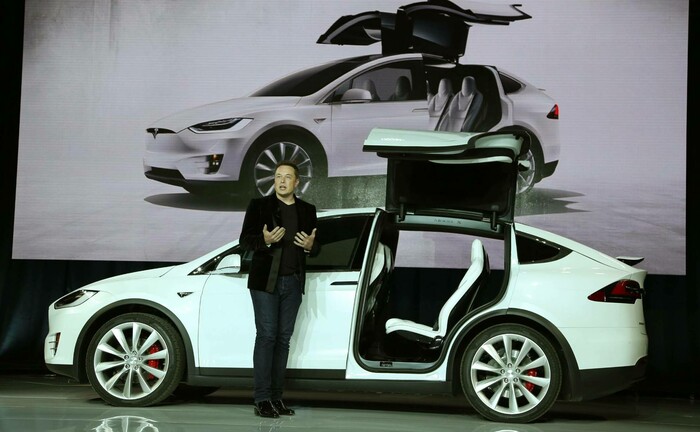 Elon Musk bei der Präsentation des Model X von Tesla: Der US-Elektroautobauer brachte dem Staatsfonds 2021 einen Gewinn von 2,6 Milliarden Euro ein – schaffte es aber dennoch nur knapp in die Top-7. | © Imago Images / Xinhua