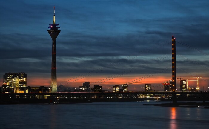 Blick auf die Düsseldorfer Rheinbrücke: In der Rheinmetropole sucht ein Family Office einen Immobilienfachmann. | © Pixabay