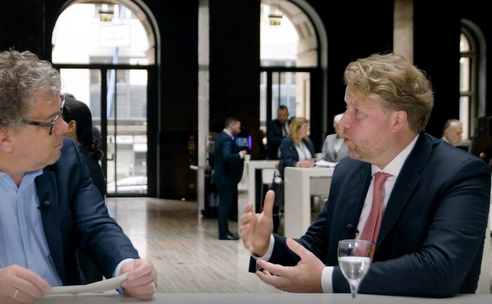 Malte Dreher (links), Herausgeber private banking magazin, interviewt Thilo Wolf, Deutschlandchef von BNY Mellon, beim 24. private banking kongress in München 2022.