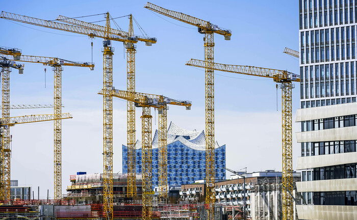 Baukräne vor der Elbphilharmonie in Hamburg: Immobilien bleiben für institutionelle Investoren ein wichtiger Portfoliobaustein – auch in der Hansestadt investieren viele Großanleger. | © Imago Images / Christian Ohde