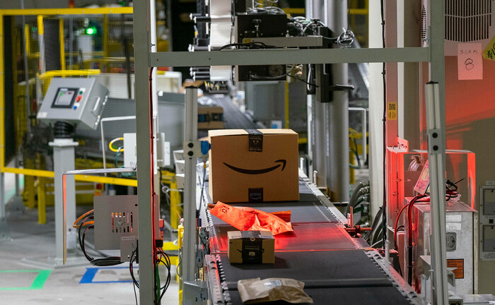 Amazon-Pakete im Verteilerzentrum