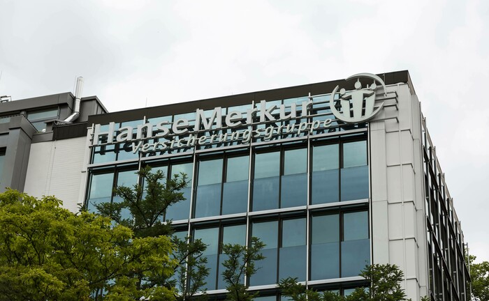 Hanse-Merkur-Schriftzug an Firmengebäude