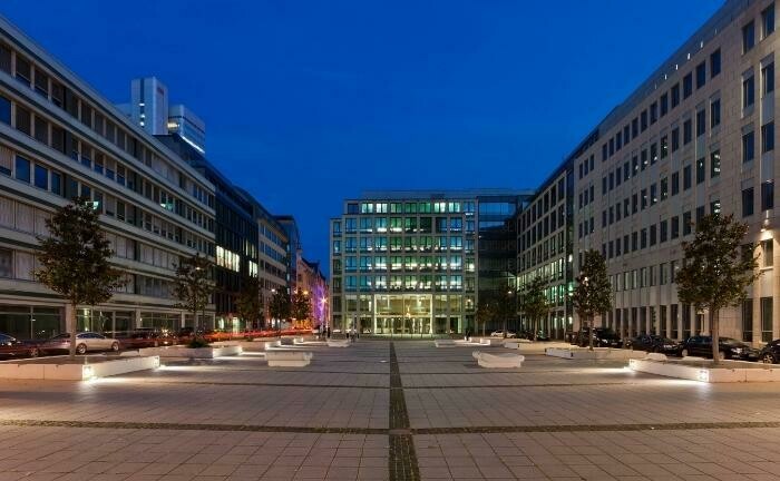 François-Mitterrand-Platz in Frankfurt am Main: Hier fand im DVFA-Center der 16. Gips-Tag statt.  | © Imago Images / Imagebroker