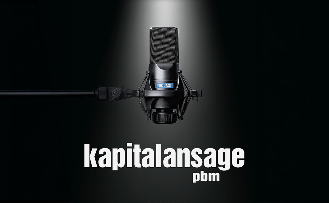 Am Freitag startet unser Podcast pbm kapitalansage, in dem die Redaktion über die wichtigsten Neuigkeiten aus der Branche berichtet und Einblicke in den Redaktionsalltag gibt.