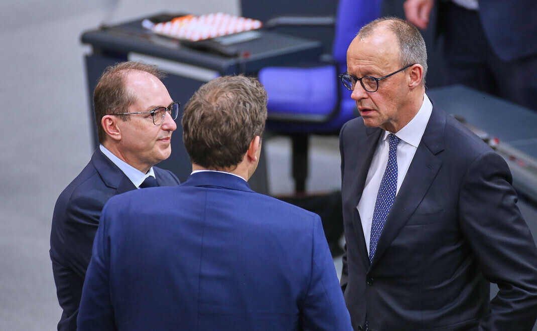 Alexander Dobrindt (CSU), Lars Klingbeil (SPD) und Friedrich Merz (CDU) im Bundestag: In den Koalitionsverhandlungen prischt die SPD mit Steuervorschlägen vor. | © Imago Images / dts Nachrichtenagentur