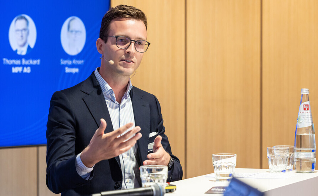 Moritz von Rhein hinter einem Rednerpult