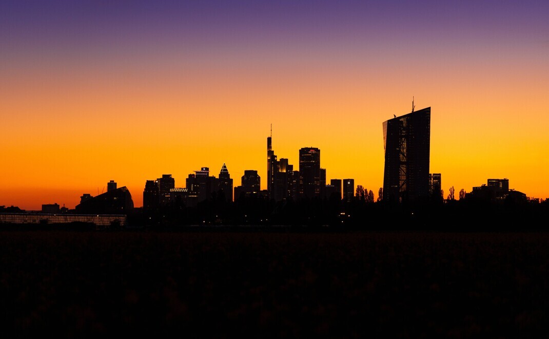 Skyline von Frankfurt bei Sonnenuntergang Anfang Mai 2025