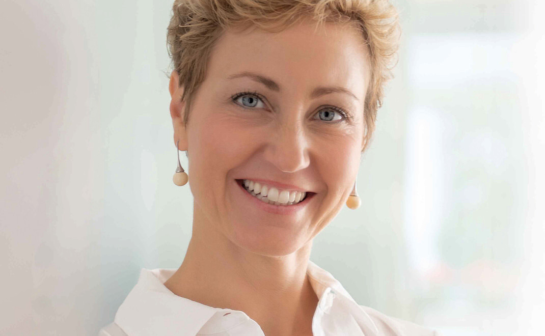 Adriana Richter Adriana ist Storycoach und Female-Finance-Expertin. Als gelernte Juristin und Finanzökonomin mit 17 Jahren Erfahrung als Finanzberaterin ist sie seit 2016 als Trainerin, Speakerin und Coach in der DACH-Region aktiv. 