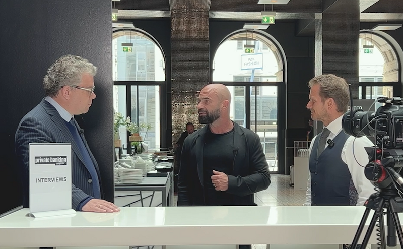 Biohacker Andreas Breitfeld (Mitte) im Gespräch mit Malte Dreher, Herausgeber des private banking magazins (links), und Patrick Sobotta von Natixis.
