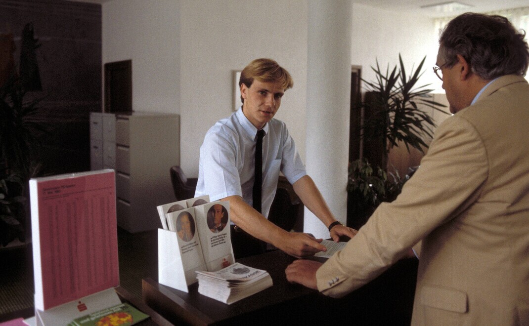 Bankfiliale in den 1980er Jahren: Der Profifußballer Michael Rummenigge (links) war damals Banklehrling einer Sparkasse | © Imago Images / FRINKE