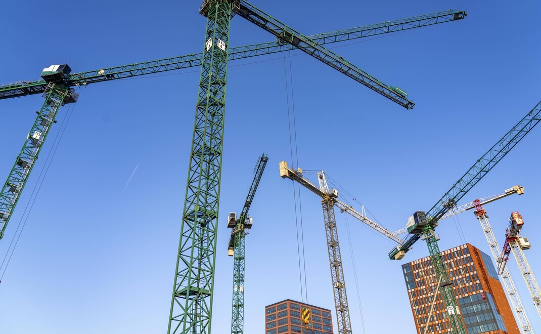 Baukräne in der Hamburger Hafencity: Institutionelle Investoren wollen in 2024 wieder Neuanlagen am Immobilienmarkt tätigen. | © Imago Images / Jochen Tack