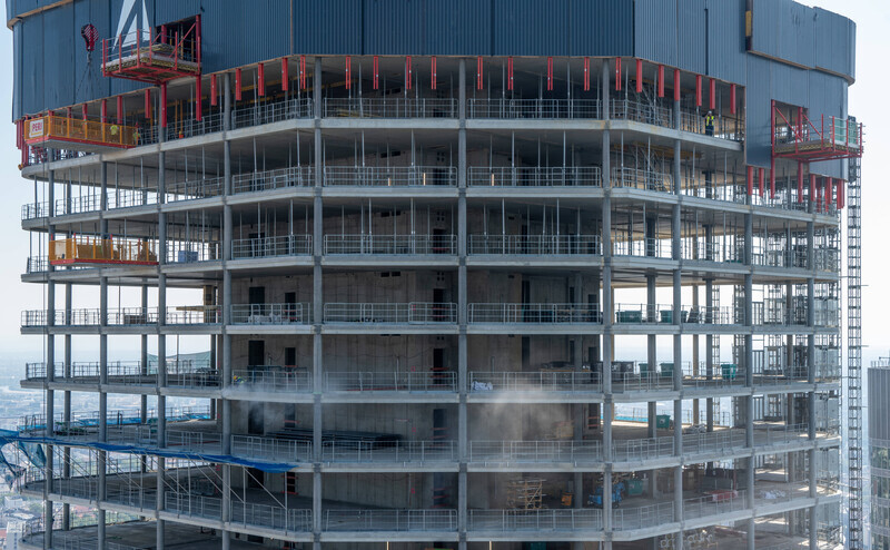 Baustelle in einem Hochhaus im Frankfurter Bankenviertel: Der Personalabbau im privaten Bankgewerbe in Deutschland hat sich in 2022 verlangsamt. | © Imago Images/CHROMORANGE