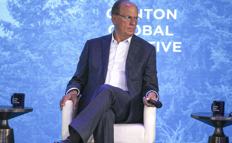 Blackrock-Chef Larry Fink: „Die Menschen investieren nur dann, wenn sie an die Zukunft und an die Integrität der Finanz- und Regulierungsinstitutionen glauben; andernfalls legen sie ihr Geld unter die Matratze oder machen riskante Finanzgeschäfte in der Hoffnung, über Nacht reich zu werden.“ | © Imago Images / Media Punch