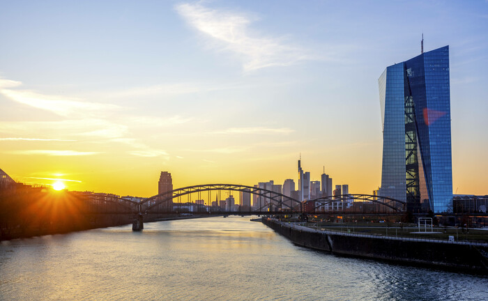 Blick auf das Gebäude der Europäischen Zentralbank bei Sonnenuntergang.