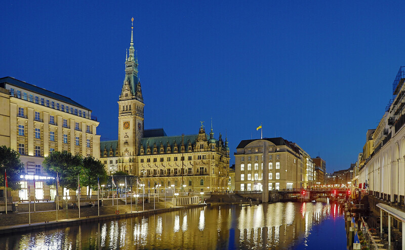 Blick auf das Rathaus in Hamburg