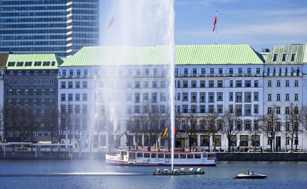 Blick auf die Alsterfontäne und die Häuserfassaden am Neuen Jungfernstieg in Hamburg: An der Binnenalster hat auch Pinechip Capital seinen Sitz.