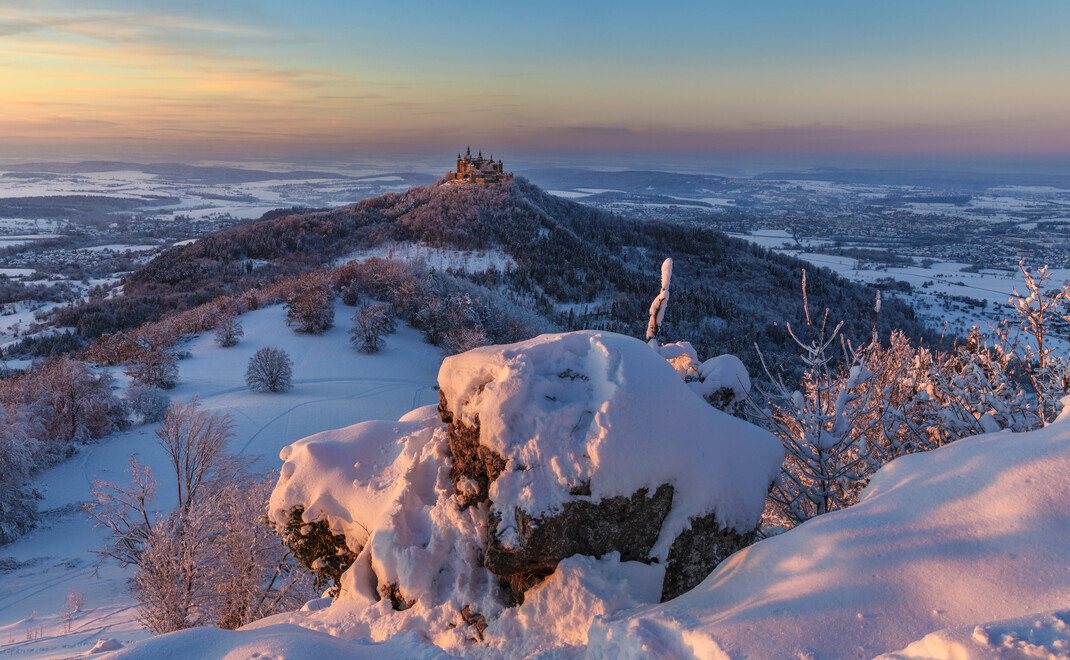 Blick auf die Burg Hohenzollern, eines der Wahrzeichen der Region Zollernalb.