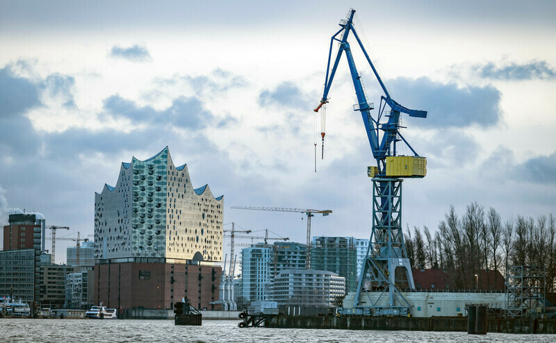 Blick auf die Elbphilharmonie: Das Single Family Office der Verlegerfamilie Bauer sucht einen Analysten (m/w/d) für Private Markets. | © Imago Images / Jürgen Ritter