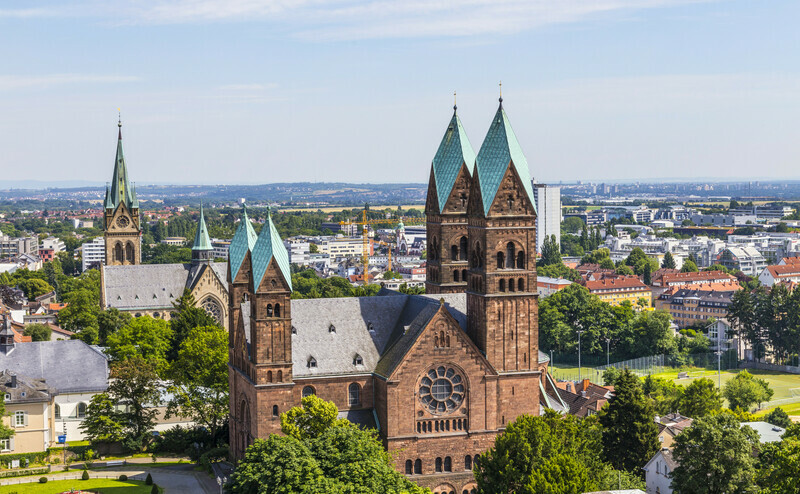 Blick auf die Erlöserkirche in Bad Homburg: Das Multi Family Office hat seinen Sitz in der hessischen Stadt, die zur Metropolregion Frankfurt am Main gehört. | © Imago Images / Panthermedia