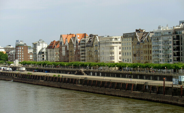 Blick auf die Rheinpromenade in Düsseldorf