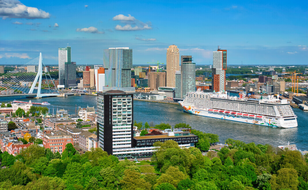 Blick auf ein Kreuzfahrtschiff im Rotterdamer Hafen