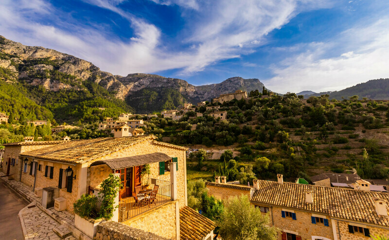 Blick über die Dächer eines Dorfes auf Mallorca