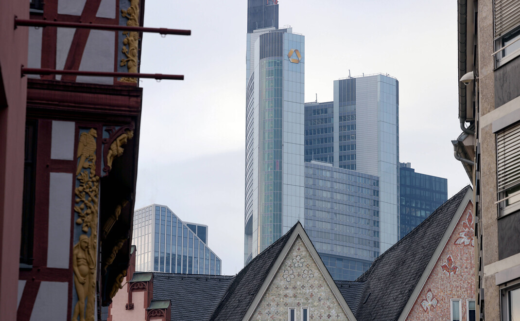 Blick vom Römerberg auf die Zentrale der Commerzbank in Frankfurt.