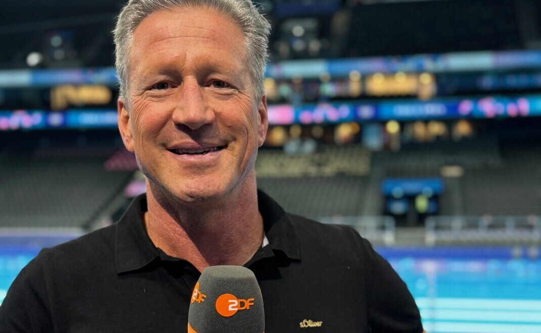 Christian Keller steht als Schwimmexperte bei den Olympischen Spielen vor den ZDF-Kameras