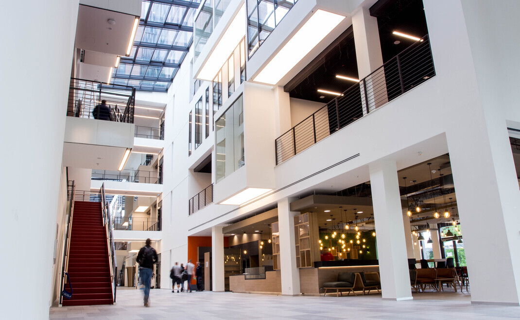 Das Atrium der Frankfurt School of Finance & Management: Mehrere Privatbanken arbeiten mit der Hochschule zusammen.