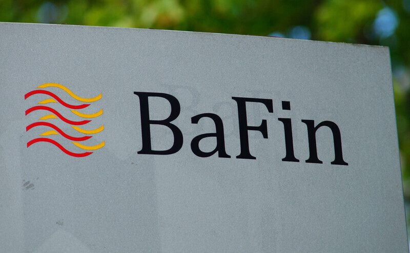 Das Logo der Bafin an der Zentrale in Frankfurt