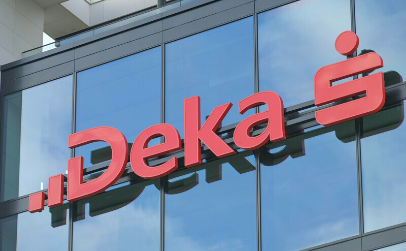 Deka-Schriftzug am neuen Gebäude in Frankfurt-Niederrad.