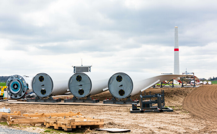 Der Aufbau einer Windparkanlage in Fischbek: „Bei einem Blick auf die Kapitalflüsse sieht man deutlich, dass Investoren derzeit bevorzugt Strategien mit einem gewissen Nachhaltigkeits-Aspekt nachfragen“, so Michael Jäger.  | © Imago Images / Penofoto