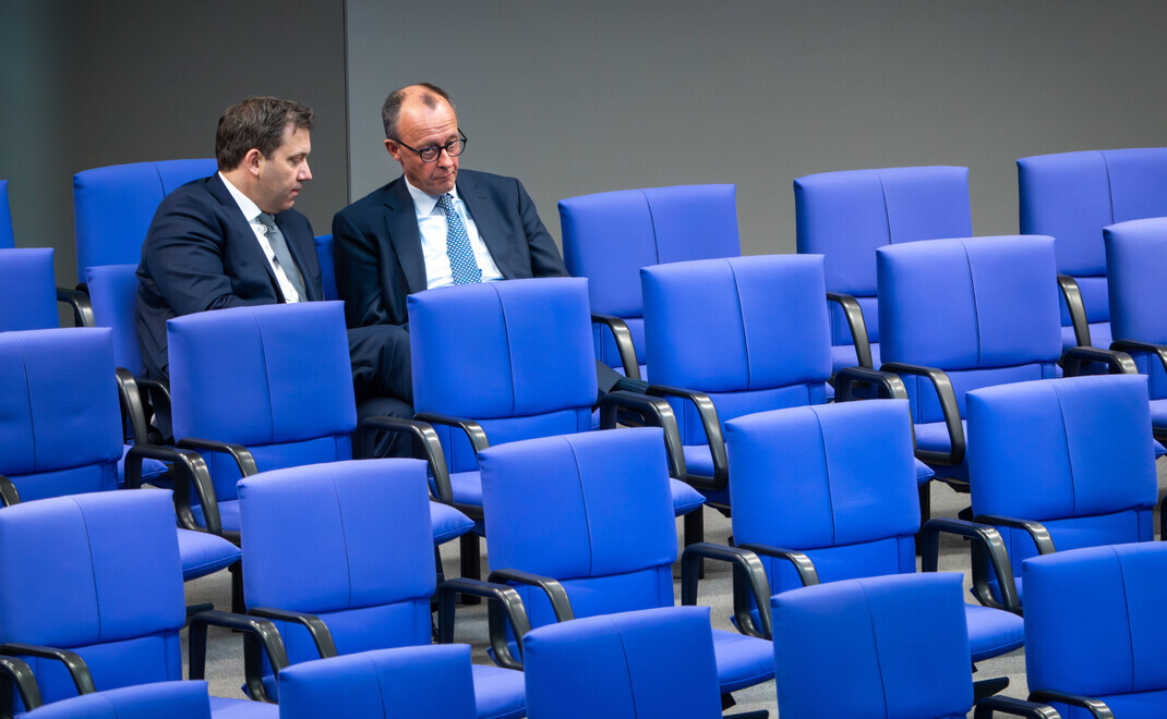Der SPD-Parteivorsitzende Lars Klingbeil und CDU-Kanzlerkandidat Friedrich Merz im Zwiegespräch