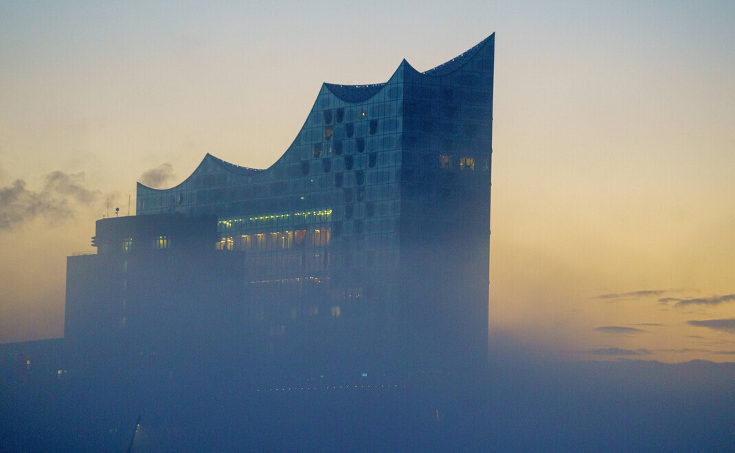 Die Elbphilharmonie in der Hamburger Dämmerung