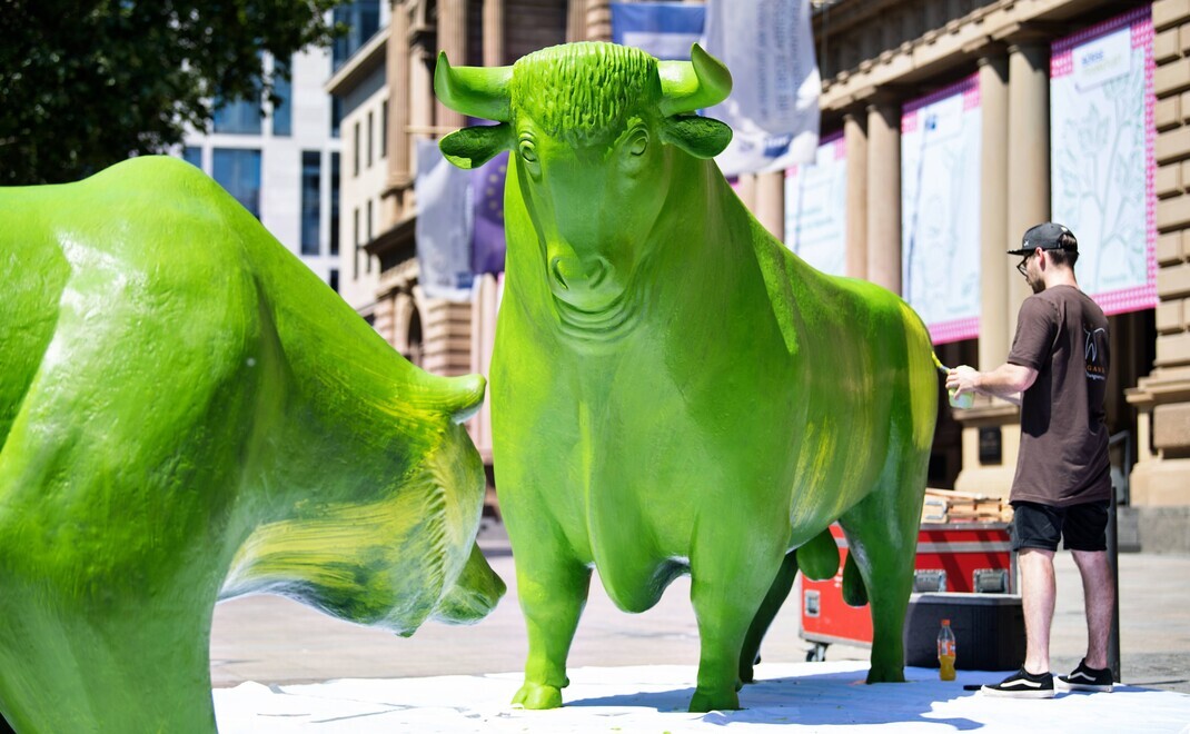 Die grün angepinselten Skulpturen von Bulle und Bär vor der Frankfurter Börse: Auch wenn in diesem Fall das Denkmal zu Ehren der Frankfurter Grünen Soße grüner wurde – an der Börse können institutionelle Investoren Unternehmen auch grüner machen.