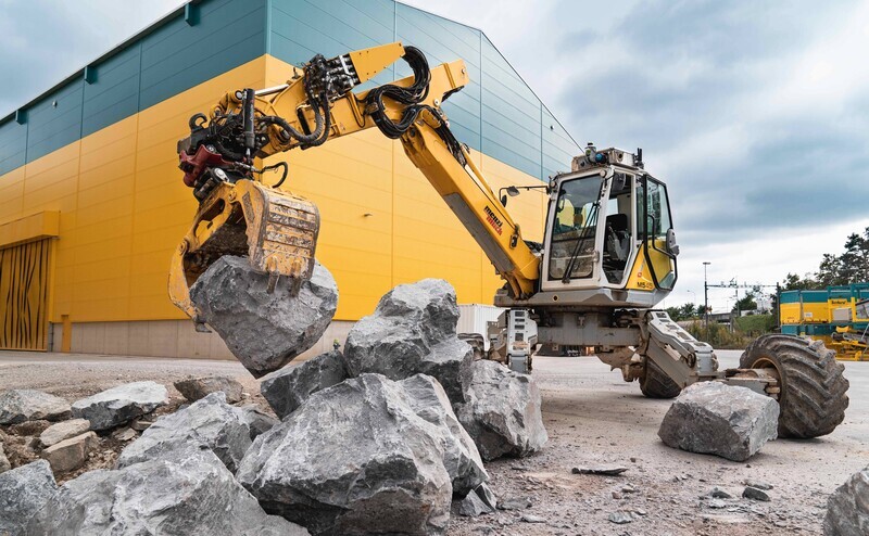 Ein Bagger schichtet Felsen um