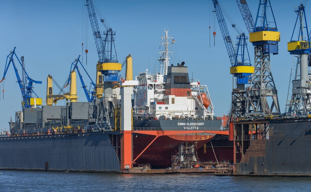 Ein Frachtschiff liegt in einem Trockendock im Hamburger Hafen: Ein Family Officer wechselt innerhalb Hamburgs zu einem neuen Single Family Office aus der Schifffahrtsbranche. | © Imago Images / Joko