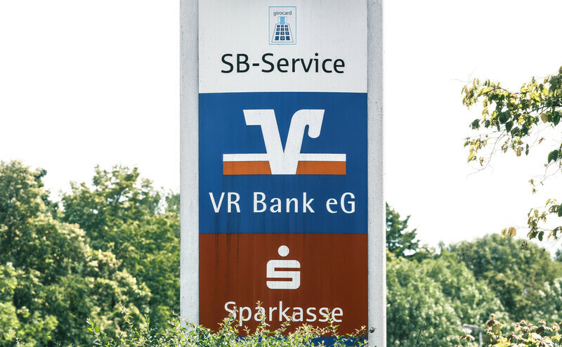 Ein Hinweisschild für Standorte einer Sparkasse und einer genossenschaftlichen Bank