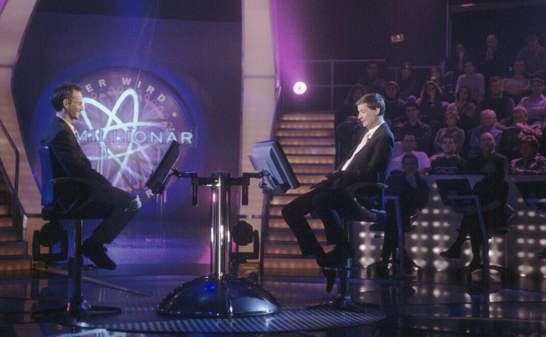 Ein Kandidat auf dem Quizstuhl von Günther Jauch (rechts) Anfang der 2000er-Jahre: Private-Banking-Anbieter stellen sich nicht nur die Frage „Wer wird Millionär?“, sondern auch „Was zahlt der Millionär?“ | © Imago Images/teutopress